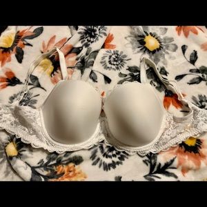 Victoria’s Secret Dream Angels bra. White 34DDD